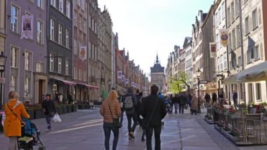 Gdansk, Polonya - 07 Mayıs 2017: Gdansk eski şehir yürüyen turist.