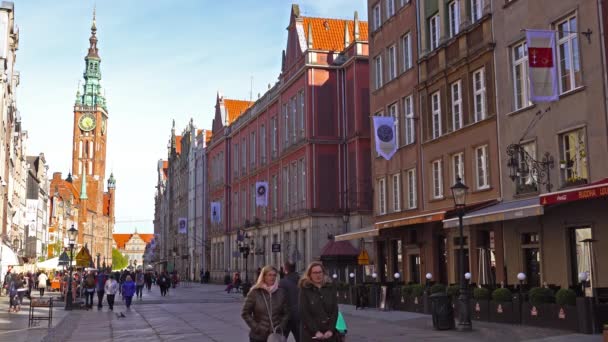 GDANSK, POLONIA - 07 Maggio 2017: Turisti che camminano lungo il centro storico di Danzica . — Video Stock