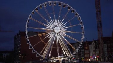 Gdansk, Polonya - 07 Mayıs 2017: geceleri döner parlayan dönme dolap.