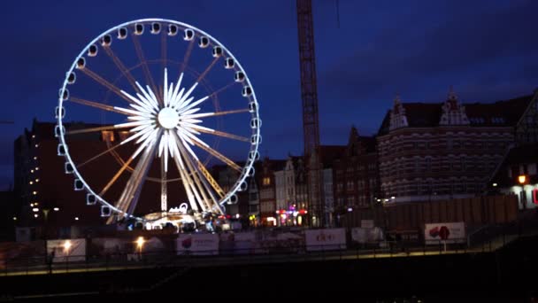 Gdaňsk, Polsko - 07 květen 2017: Zářící Ferris wheel otáčení v noci. — Stock video