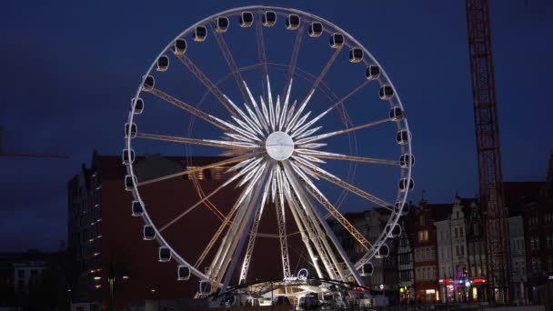 Gdaňsk, Polsko - 07 květen 2017: Zářící Ferris wheel otáčení v noci. — Stock video