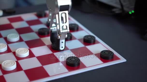 Robot spelen van dammen. Hand manipulator beweegt dammen. — Stockvideo