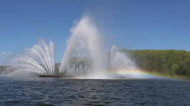 Çeşme nehir ve Minsk'te yaz aylarında gökkuşağı. Belarus.
