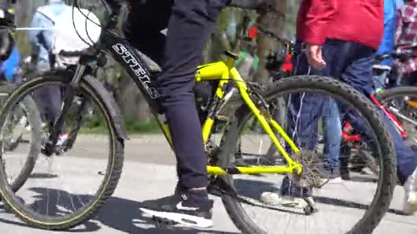 Minsk, Vitryssland - 13 maj 2017: Många cyklister i staden och mängd cyklar. — Stockvideo