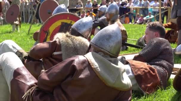 Minsk, Belarus - May 13, 2017: Festival of military historical reconstruction. Vikings rest. — Stock Video