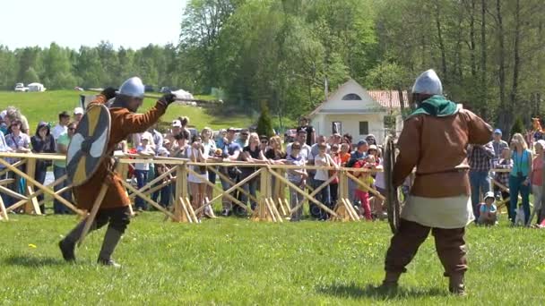 Minsk, Bielorrusia - 13 de mayo de 2017: Festival de reconstrucción histórica militar. La batalla de los vikingos. Movimiento lento . — Vídeo de stock