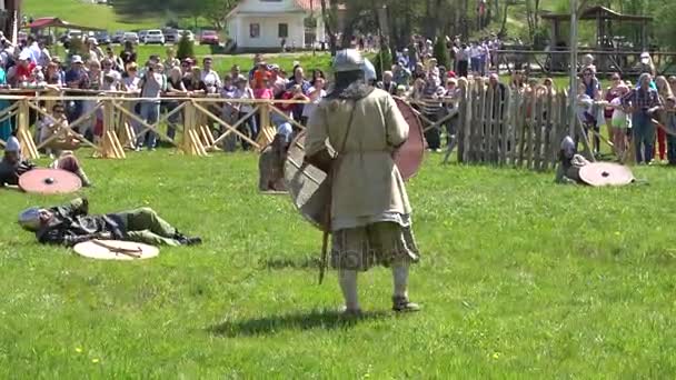 Minsk, Beyaz Rusya - 13 Mayıs 2017: Festival askeri tarihi yeniden. Vikingler Muharebesi. — Stok video