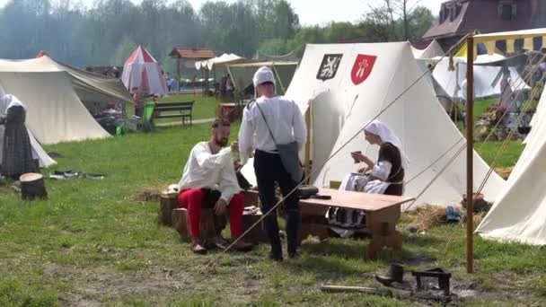Minsk, Bielorrusia - 13 de mayo de 2017: Festival de reconstrucción histórica militar. Caballeros preparándose para la batalla — Vídeos de Stock