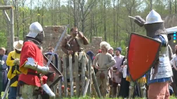 Minsk, Bielorrússia - 13 de maio de 2017: Batalha de cavaleiros medievais. Festival de reconstrução histórica militar . — Vídeo de Stock