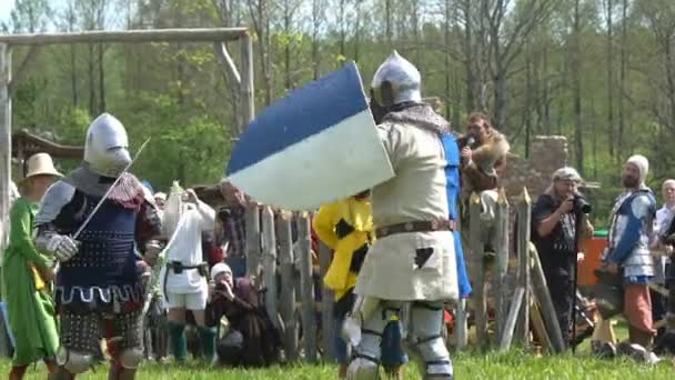 Minsk, Belarús - 13 de mayo de 2017: Batalla de caballeros medievales. Festival de reconstrucción histórica militar . — Vídeo de stock