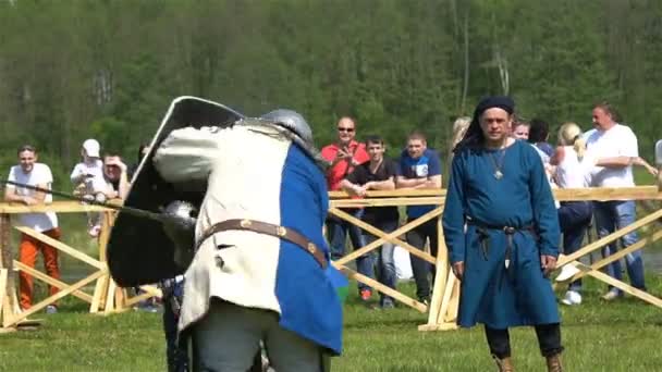 Minsk, Belarús - 13 de mayo de 2017: Batalla de caballeros medievales. Festival de reconstrucción histórica militar . — Vídeos de Stock