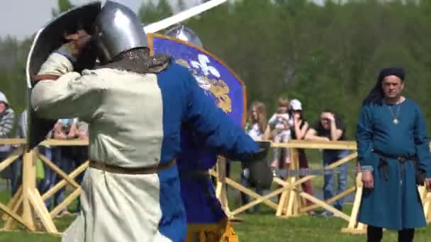 Mińsk, Białoruś - 13 maja 2017: Bitwa pod średniowiecznych rycerzy. Festiwal rekonstrukcji historycznej wojskowej. — Wideo stockowe