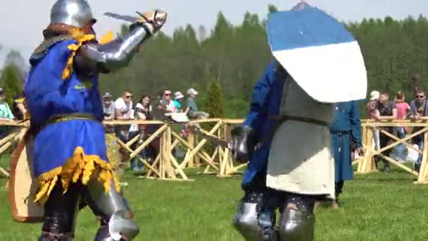 Minsk, Belarús - 13 de mayo de 2017: Batalla de caballeros medievales. Festival de reconstrucción histórica militar . — Vídeo de stock