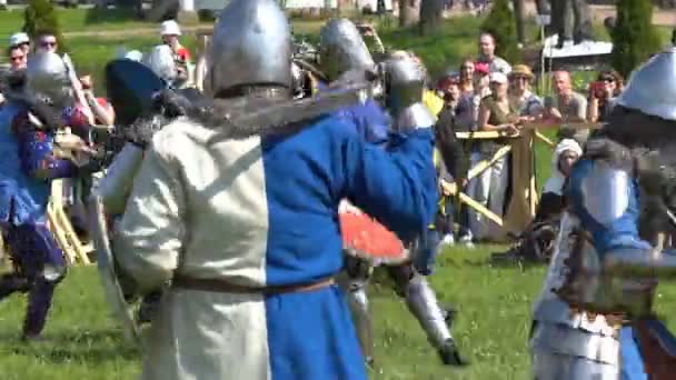 Minsk, Belarus - May 13, 2017: Battle of medieval knights. Festival of military historical reconstruction. — Stock Video