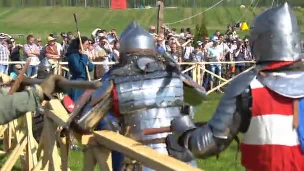 Minsk, Belarús - 13 de mayo de 2017: Batalla de caballeros medievales. Festival de reconstrucción histórica militar . — Vídeos de Stock