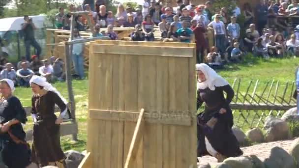 Minsk, Bielorussia - 13 maggio 2017: Belle signore dei cavalieri in abiti medievali. Festival della ricostruzione storica militare . — Video Stock