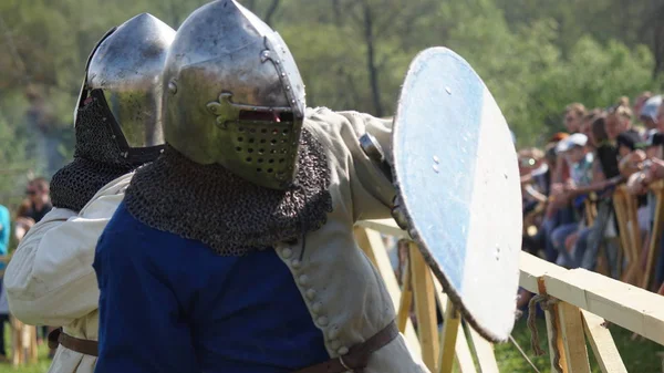 Minsk, Bielorrusia - 20 de mayo de 2017: Batalla de caballeros medievales . —  Fotos de Stock