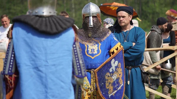 Minsk, Bielorrusia - 20 de mayo de 2017: Batalla de caballeros medievales . —  Fotos de Stock