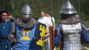 Minsk, Beyaz Rusya - 20 Mayıs 2017: Savaş Ortaçağ şövalyeler.