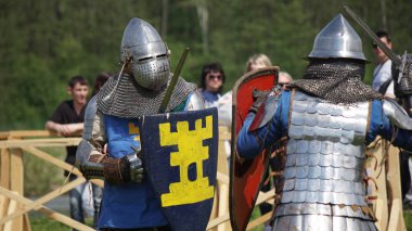 Minsk, Beyaz Rusya - 20 Mayıs 2017: Savaş Ortaçağ şövalyeler.