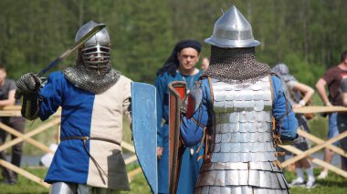 Minsk, Beyaz Rusya - 20 Mayıs 2017: Savaş Ortaçağ şövalyeler.