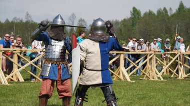 Minsk, Beyaz Rusya - 20 Mayıs 2017: Savaş Ortaçağ şövalyeler.