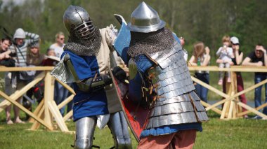 Minsk, Beyaz Rusya - 20 Mayıs 2017: Savaş Ortaçağ şövalyeler.