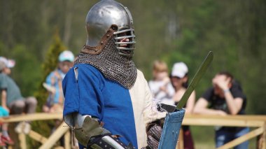 Minsk, Beyaz Rusya - 20 Mayıs 2017: Savaş Ortaçağ şövalyeler.