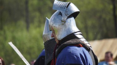 Minsk, Beyaz Rusya - 20 Mayıs 2017: Savaş Ortaçağ şövalyeler.