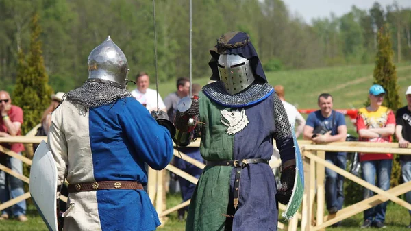 Minsk, Bielorrusia - 20 de mayo de 2017: Batalla de caballeros medievales . —  Fotos de Stock