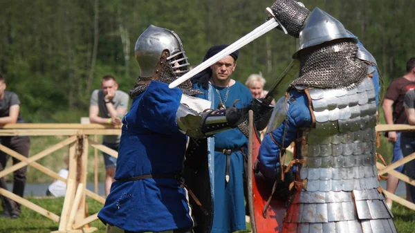 Minsk, Bielorrússia - 20 de maio de 2017: Batalha de cavaleiros medievais . — Fotografia de Stock