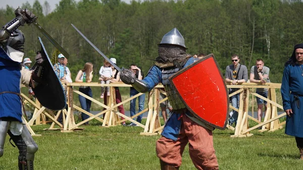 Minsk, Bielorrusia - 20 de mayo de 2017: Batalla de caballeros medievales . —  Fotos de Stock