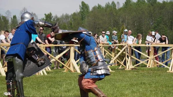 Minsk, Bielorrusia - 20 de mayo de 2017: Batalla de caballeros medievales . —  Fotos de Stock