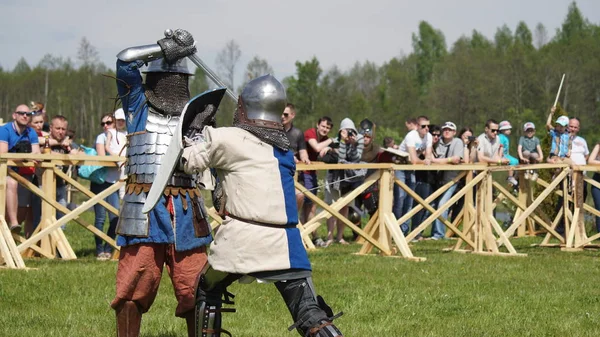 Minsk, Bielorrusia - 20 de mayo de 2017: Batalla de caballeros medievales . —  Fotos de Stock