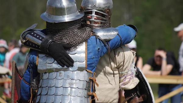 Minsk, Bielorrusia - 20 de mayo de 2017: Batalla de caballeros medievales . —  Fotos de Stock