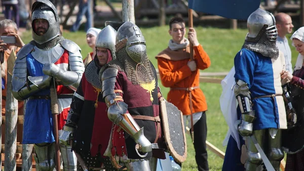 Minsk, Bielorrusia - 20 de mayo de 2017: Batalla de caballeros medievales . —  Fotos de Stock
