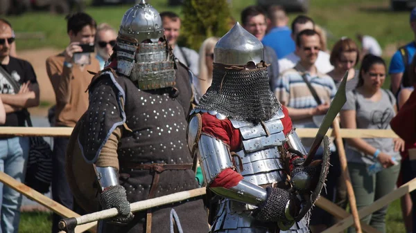 Minsk, Bielorrusia - 20 de mayo de 2017: Batalla de caballeros medievales . —  Fotos de Stock