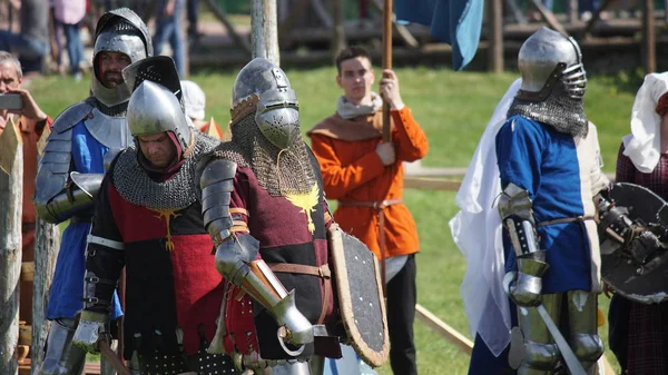 Minsk, Bielorrusia - 20 de mayo de 2017: Batalla de caballeros medievales . —  Fotos de Stock