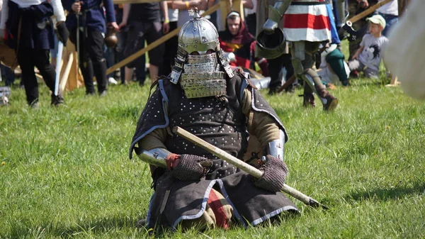Minsk, Bielorrússia - 20 de maio de 2017: Batalha de cavaleiros medievais . — Fotografia de Stock