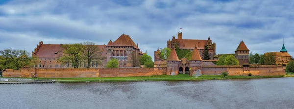 MALBORK, POLONIA, Marienburg Panorama del castello . — Foto Stock