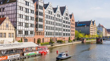 Gdansk, Polonya - 07 Mayıs 2017: Gdansk Old Town ve Motlawa Nehri. Panorama.