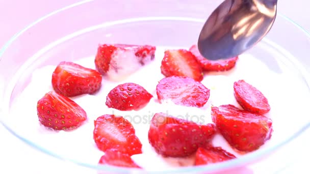 Kouskem jahody je převzata ze smetany lžíce. Makro snímek. — Stock video