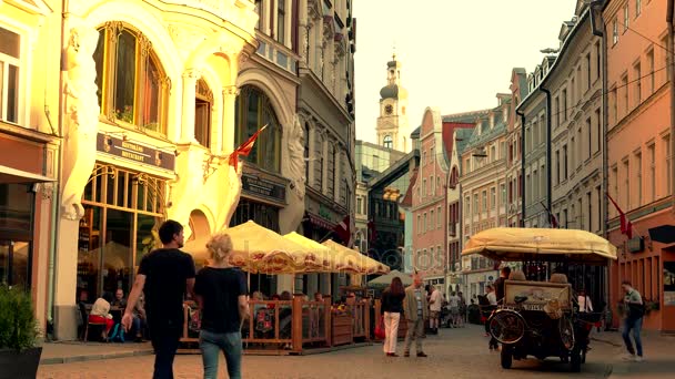 Riga - Lettland, 17. Juni 2017: Straße in der alten Rigaer Stadt, Lettland. — Stockvideo