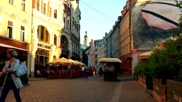 Riga - Letland, 17 juni, 2017: Straat in de oude stad van Riga, Letland. — Stockvideo