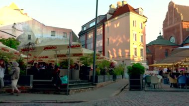 Riga - Letonya, 17 Haziran 2017: Street şehirde eski Riga, Letonya.