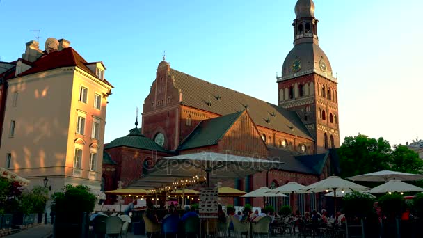 Riga - Latvia, June 17, 2017: A cozy cafe on the main square of the old Riga, Latvia. — Stock Video