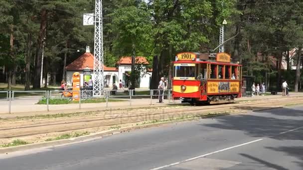 Riga - Lettonia, 17 giugno 2017: Tram vintage a Riga, Lettonia . — Video Stock
