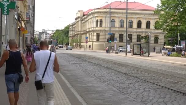 Riga - Lettland, 17. Juni 2017: auf den Straßen des modernen Riga, Lettland. — Stockvideo