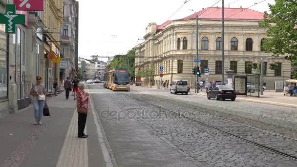 Riga - Letonya, 17 Haziran 2017: modern Riga, Letonya sokaklarda. — Stok video