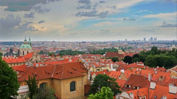 Lato antenowe timelapse widok architektury starego miasta z czerwonych dachów w Prague, Republika Czeska. — Wideo stockowe